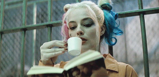  Harley Quinn leyendo