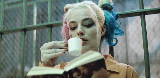 Harley Quinn leyendo