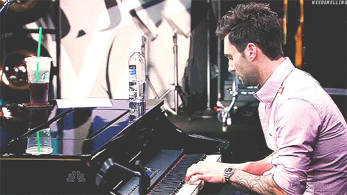 Adam Levine tocando piano