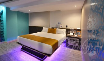 Habitación Jr. Suite Arun del Love Hotel Amala Hotel & Villas  con Crazy Bed
