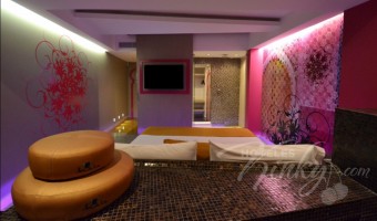 Habitación Suite Krishna del Love Hotel Amala Hotel & Villas  con Puffs