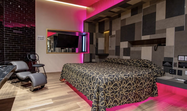 Dale a esa mamacita hasta para llevar en estos Love Hotels