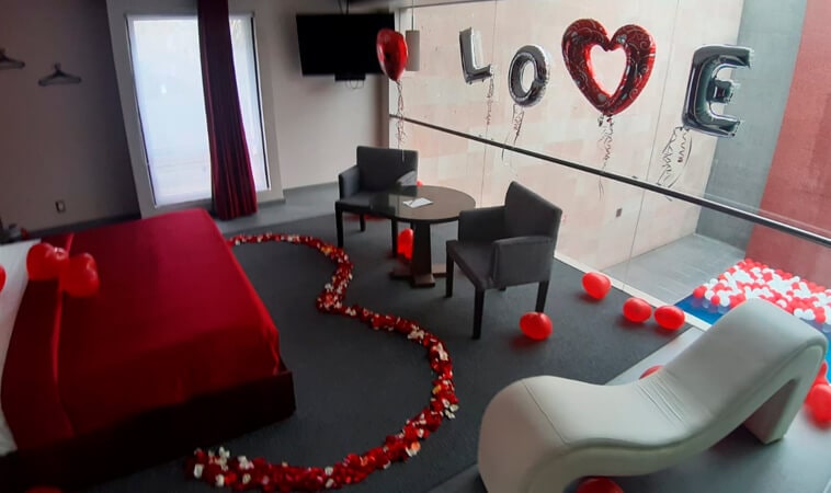   Love Hotels que decoran la habitación para el 14 de febrero