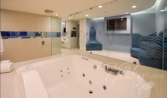 Habitación Jr Suite Jacuzzi  del Love Hotel Quinto Elemento  con Jacuzzi